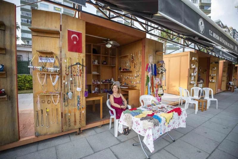 Mersin’de üretici kadınlar, Trafik Park’ta oluşturulan stantlarda el emeği ürünlerini vatandaşlarla buluşturarak hem Ail