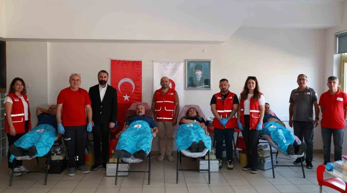 Mersin İl Emniyet Müdürlüğü personeli kan bağışı kampanyasında kan verirken