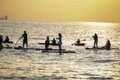 Mersin Babil Su Sporları Merkezinde kano ve SUP Board yapan katılımcılar