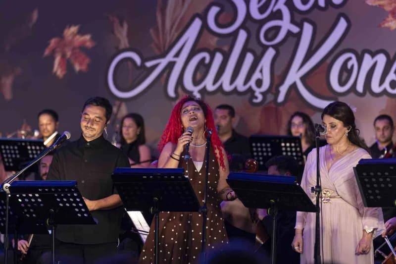 Mersin Büyükşehir Belediyesi Kent Orkestrası, 2026-2027 yeni Sanat sezonunun açılışını Akdeniz manzarası eşliğinde verdi