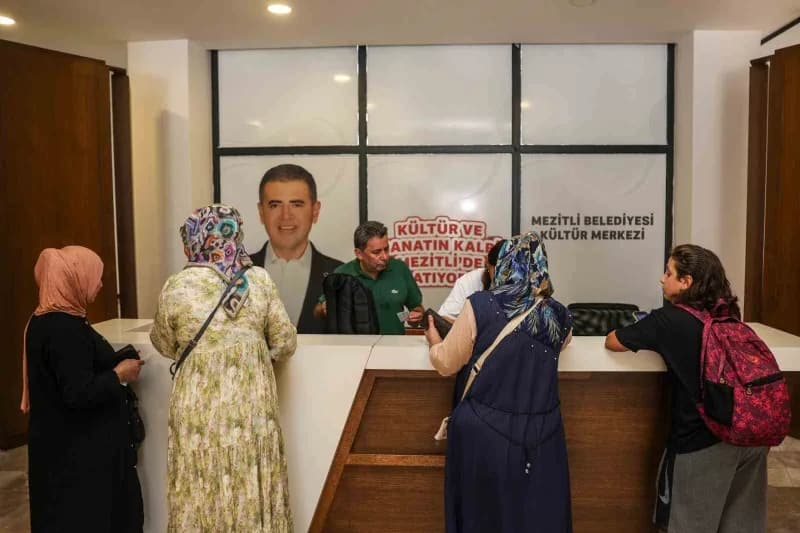 Mersin’de öğrencilere yönelik hazırlanan kırtasiye paketleri dağıtıldı.