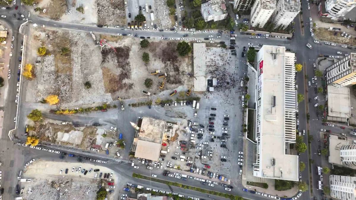 Mersin’de 138 milyon liralık yatırımla hayata geçirilecek Mezitli Kent Meydanı Projesi’nin temeli atıldı.