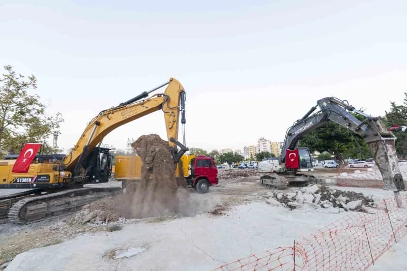 Mersin’de 138 milyon liralık yatırımla hayata geçirilecek Mezitli Kent Meydanı Projesi’nin temeli atıldı.