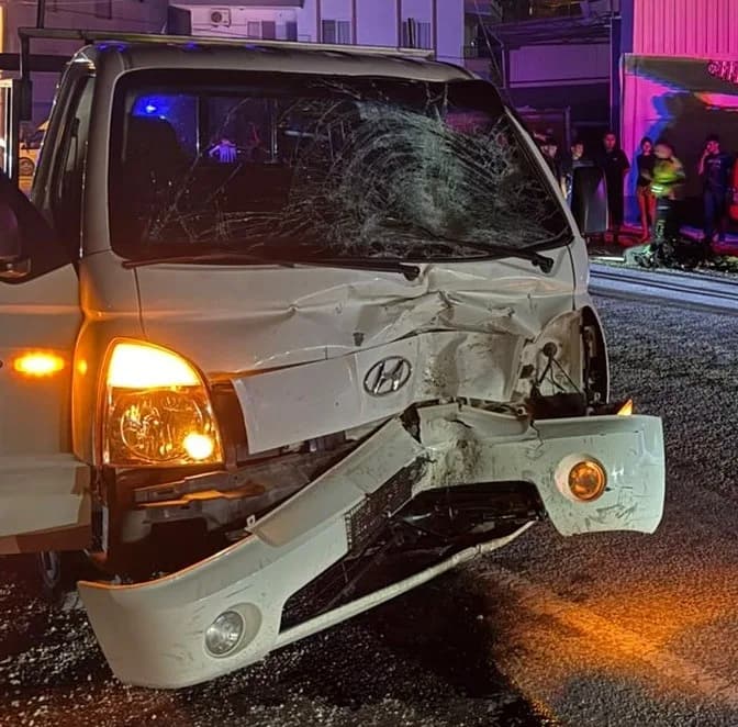 Mersin Erdemli'de kamyonetle çarpışan motosiklet kazası sonrası olay yeri