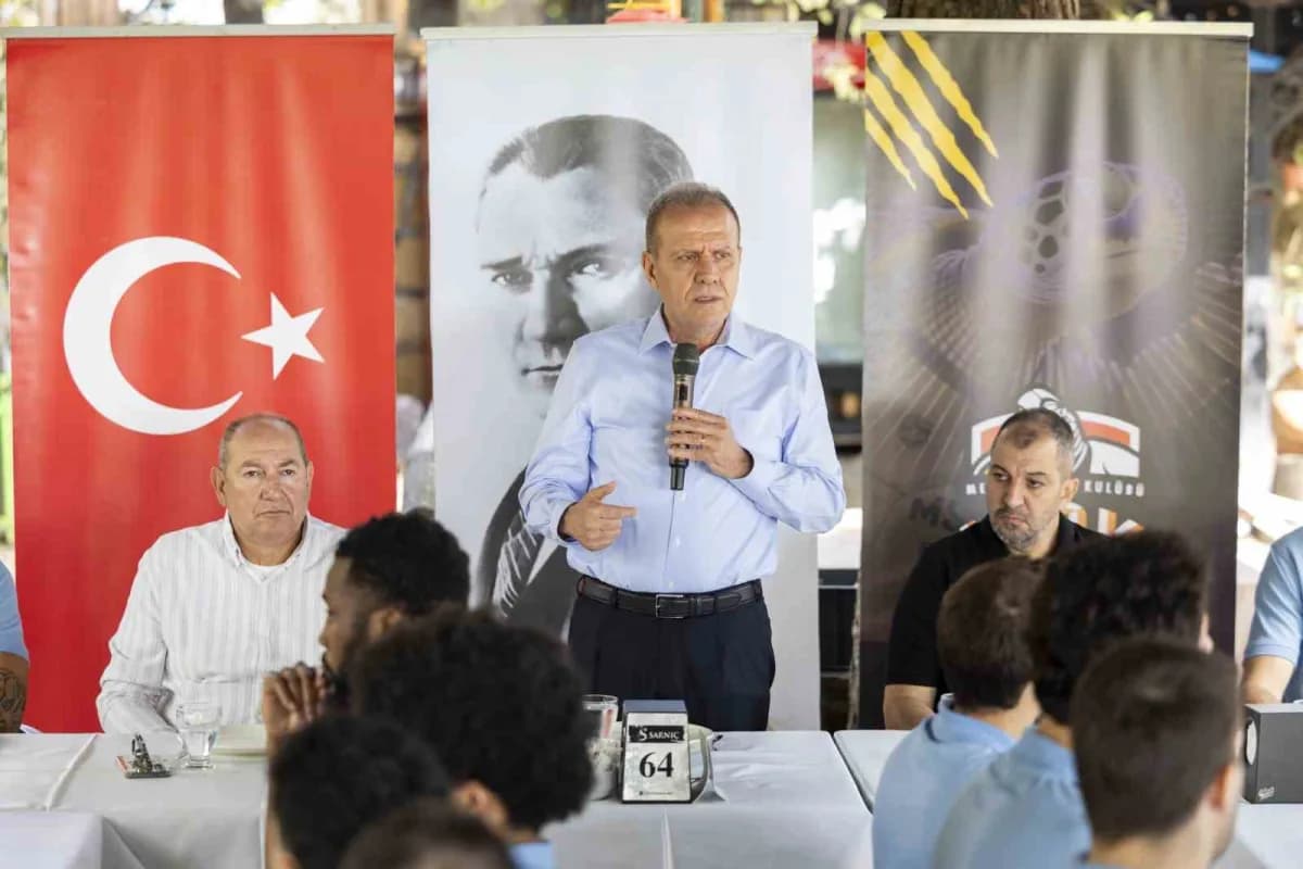Mersin Büyükşehir Belediye Başkanı Vahap Seçer, MSK Erkek Basketbol Takımı ile toplantıda