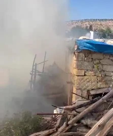 Mersin’in Mut ilçesinde bir ahırda çıkan yangında 5 küçükbaş hayvan telef oldu.