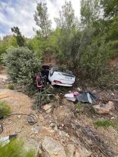 Mersin Mut ilçesinde şarampole devrilen otomobil ve olay yerine gelen itfaiye ekipleri