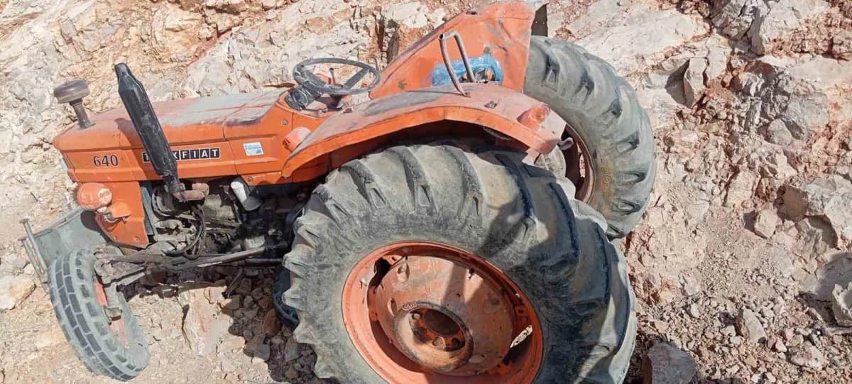 Mersin Mut ilçesinde iki traktörün çarpıştığı kazadan sonra olay yerinde ekipler çalışıyor