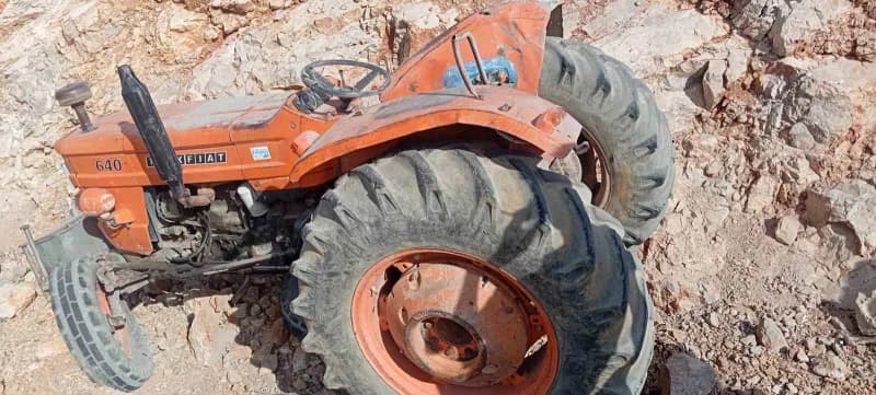 Mersin Mut ilçesinde iki traktörün çarpıştığı kazadan sonra olay yerinde ekipler çalışıyor