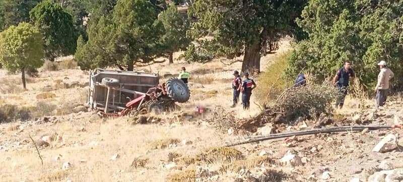 Mut ilçesinde seyir halindeki traktöre aynı yönde seyir halinde olan traktöre arkadan çarptı. Çarpışmanın etkisiyle iki