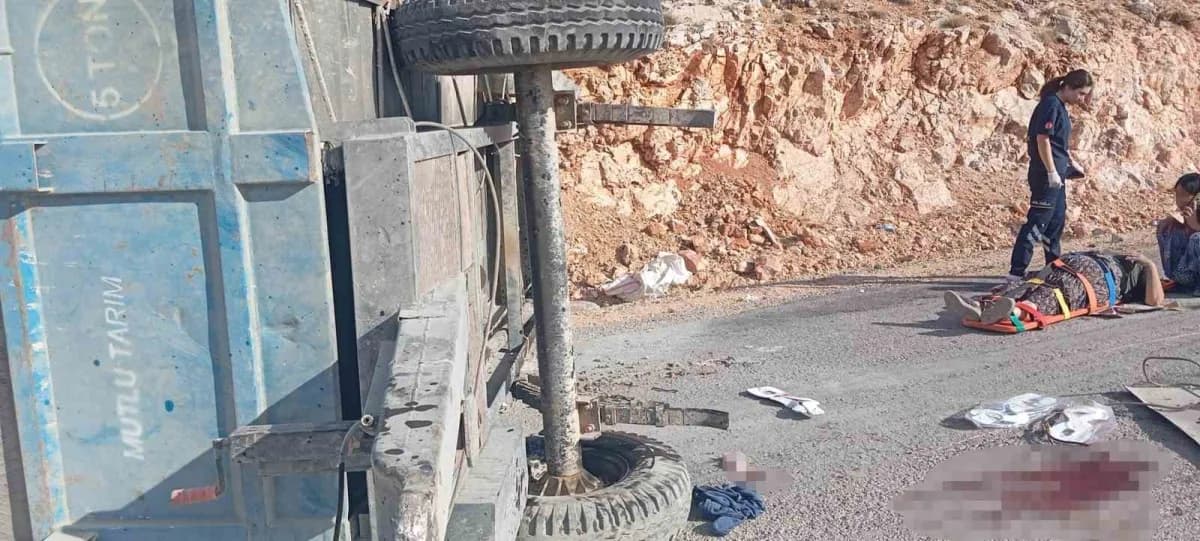 Mut ilçesinde seyir halindeki traktöre aynı yönde seyir halinde olan traktöre arkadan çarptı. Çarpışmanın etkisiyle iki