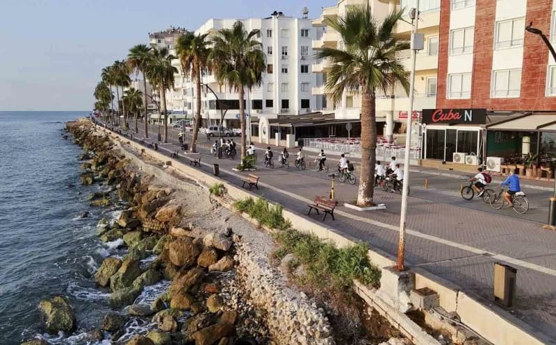 Mersin’de Avrupa Hareketlilik Haftası kapsamında düzenlenen "Evden Okula Güvenle Pedalla" etkinliğinde 30 öğrenci, bisik