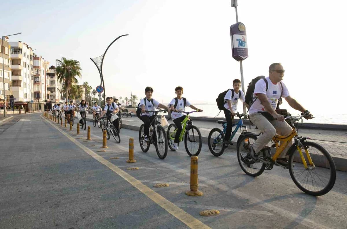 Mersin’de Avrupa Hareketlilik Haftası kapsamında düzenlenen "Evden Okula Güvenle Pedalla" etkinliğinde 30 öğrenci, bisik