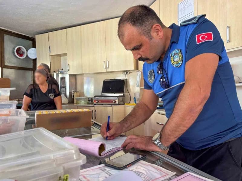 Mersin'de okul kantinlerine yönelik gerçekleştirilen denetimlerde son kullanma tarihi geçmiş süt ve çeşitli gıda ürünler