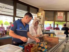 Mersin Tarsus’ta okul kantininde denetim yapan zabıta ve sağlık ekipleri