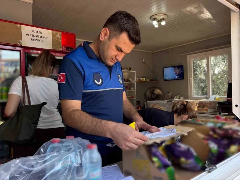Mersin'de okul kantinlerine yönelik gerçekleştirilen denetimlerde son kullanma tarihi geçmiş süt ve çeşitli gıda ürünler
