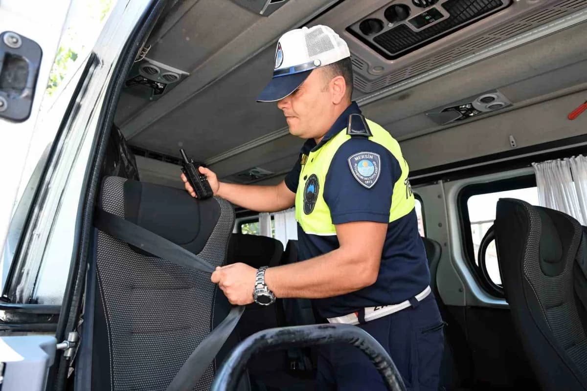 Mersin’de öğrencilerin güvenli ulaşımını sağlamak amacıyla okul servislerine yönelik denetim gerçekleştirildi.