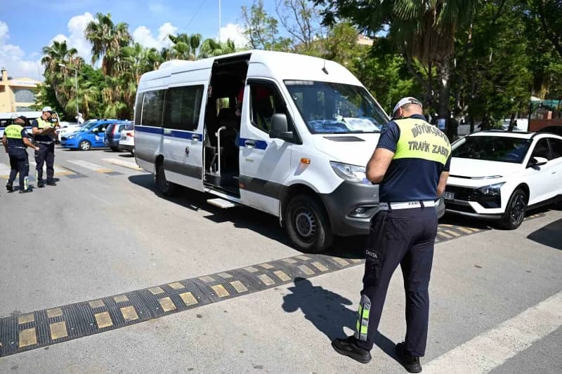 Mersin’de okul servis araçlarına yönelik denetim yapan zabıta ekipleri
