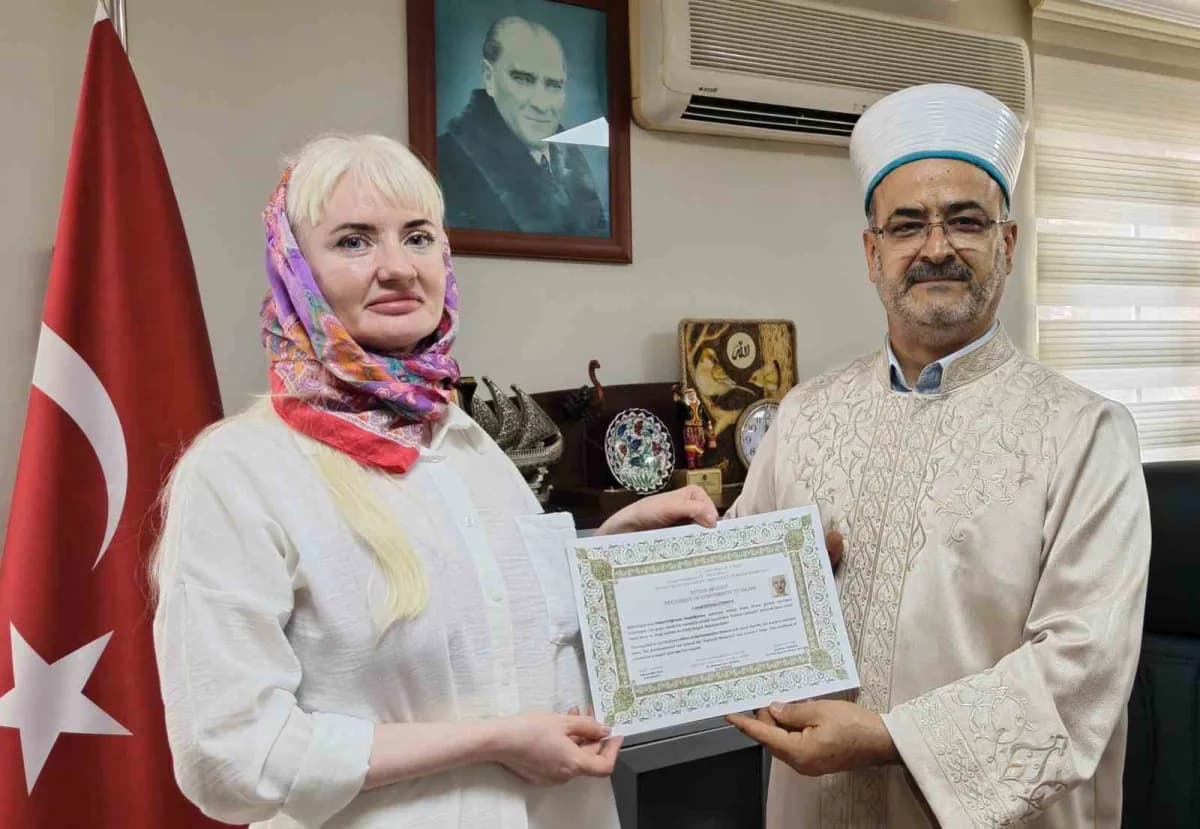 Müftü Mehmet Seri Doğru, Ksenııa Lıtvınova'ya hediyeler takdim etti