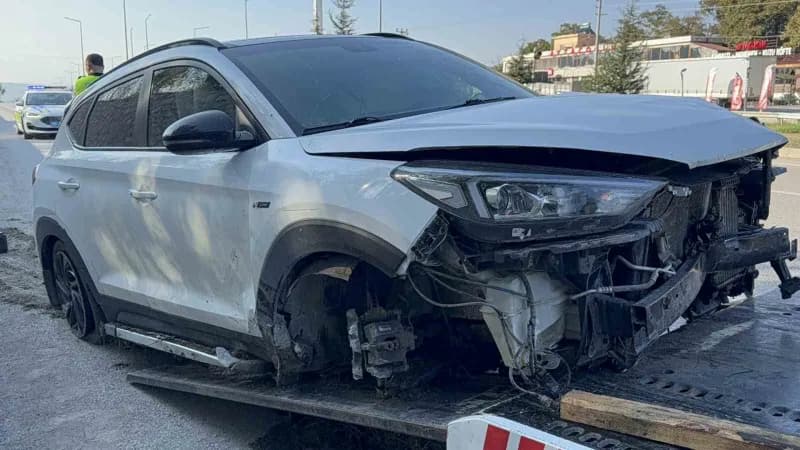 Samsun’un Kavak ilçesinde üniversite kaydı için Mersin’den Samsun’a gelen ailenin bulunduğu otomobilin su kanalına girip