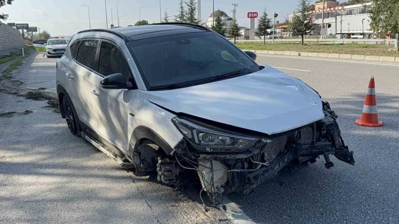 Samsun’un Kavak ilçesinde üniversite kaydı için Mersin’den Samsun’a gelen ailenin bulunduğu otomobilin su kanalına girip