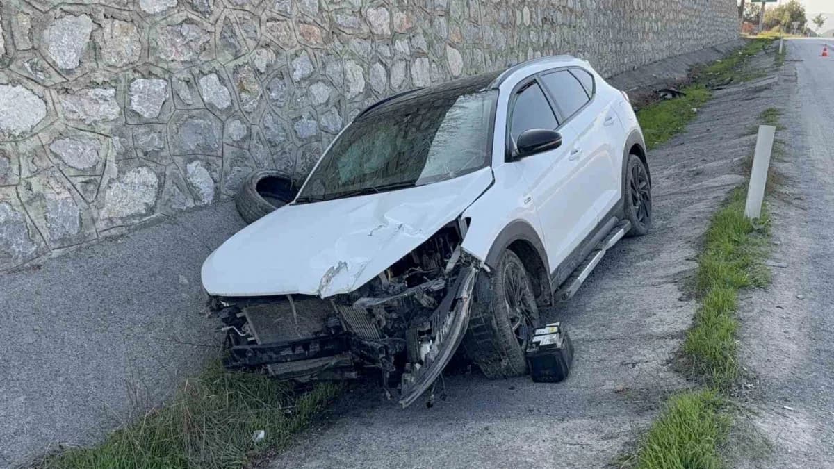 Samsun’un Kavak ilçesinde üniversite kaydı için Mersin’den Samsun’a gelen ailenin bulunduğu otomobilin su kanalına girip