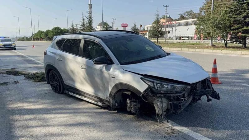 Samsun’un Kavak ilçesinde üniversite kaydı için Mersin’den Samsun’a gelen ailenin bulunduğu otomobilin su kanalına girip