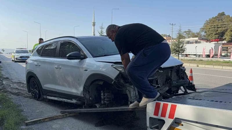 Samsun’un Kavak ilçesinde üniversite kaydı için Mersin’den Samsun’a gelen ailenin bulunduğu otomobilin su kanalına girip