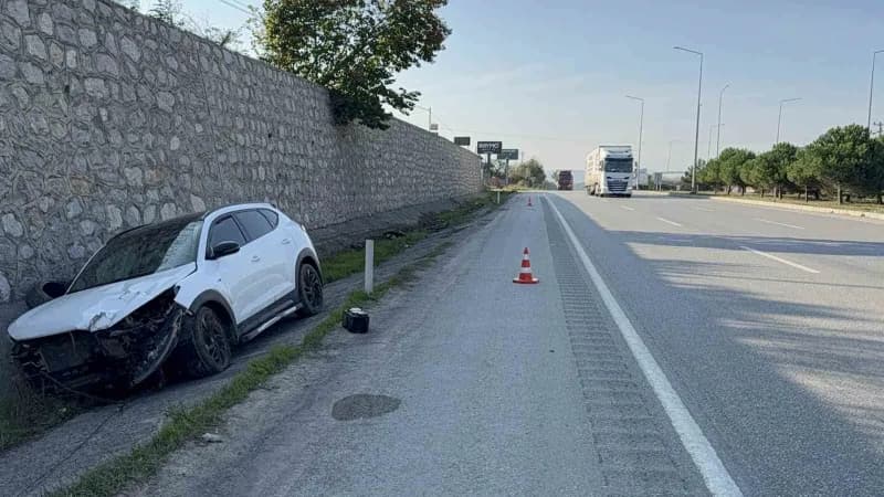 Samsun’un Kavak ilçesinde üniversite kaydı için Mersin’den Samsun’a gelen ailenin bulunduğu otomobilin su kanalına girip