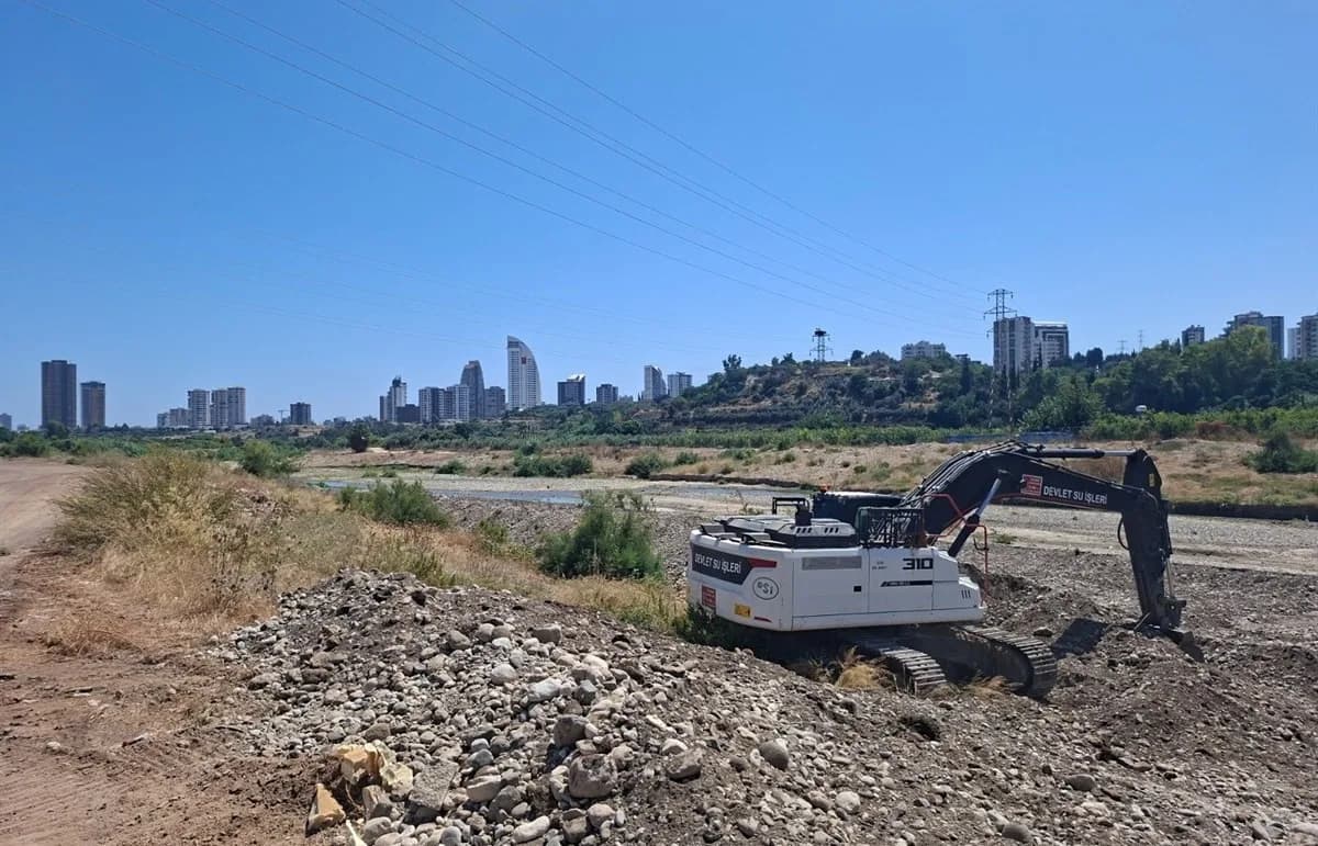 Mersin’de sel ve taşkın risklerinin azaltılması amacıyla dere ıslahı, drenaj ve sedde onarım çalışmaları aralıksız sürdü