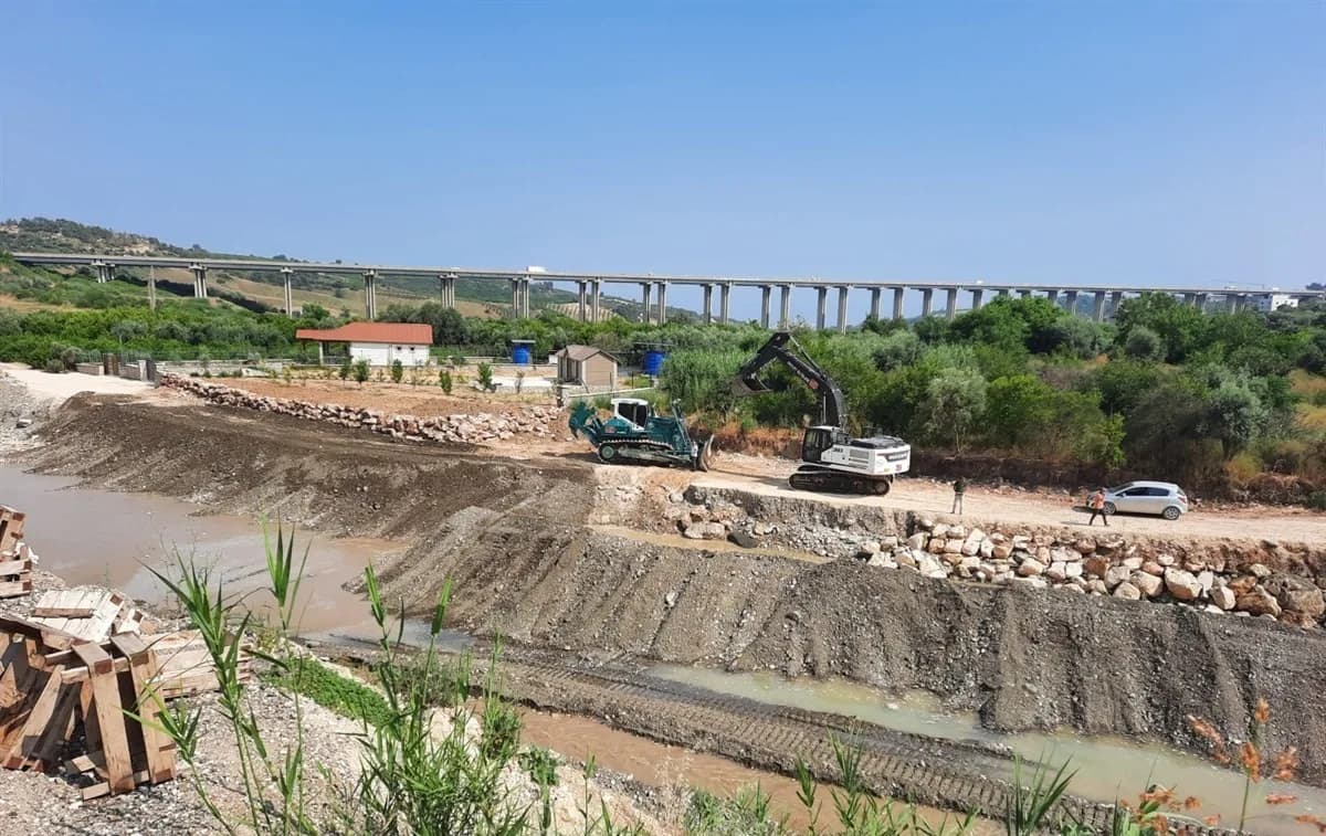 Mersin’de sel ve taşkın riskine karşı dere ıslahı ve sedde onarım çalışmalarından bir görüntü
