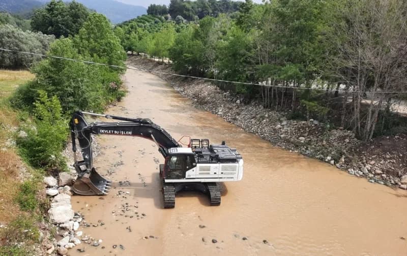 Mersin’de sel ve taşkın risklerinin azaltılması amacıyla dere ıslahı, drenaj ve sedde onarım çalışmaları aralıksız sürdü