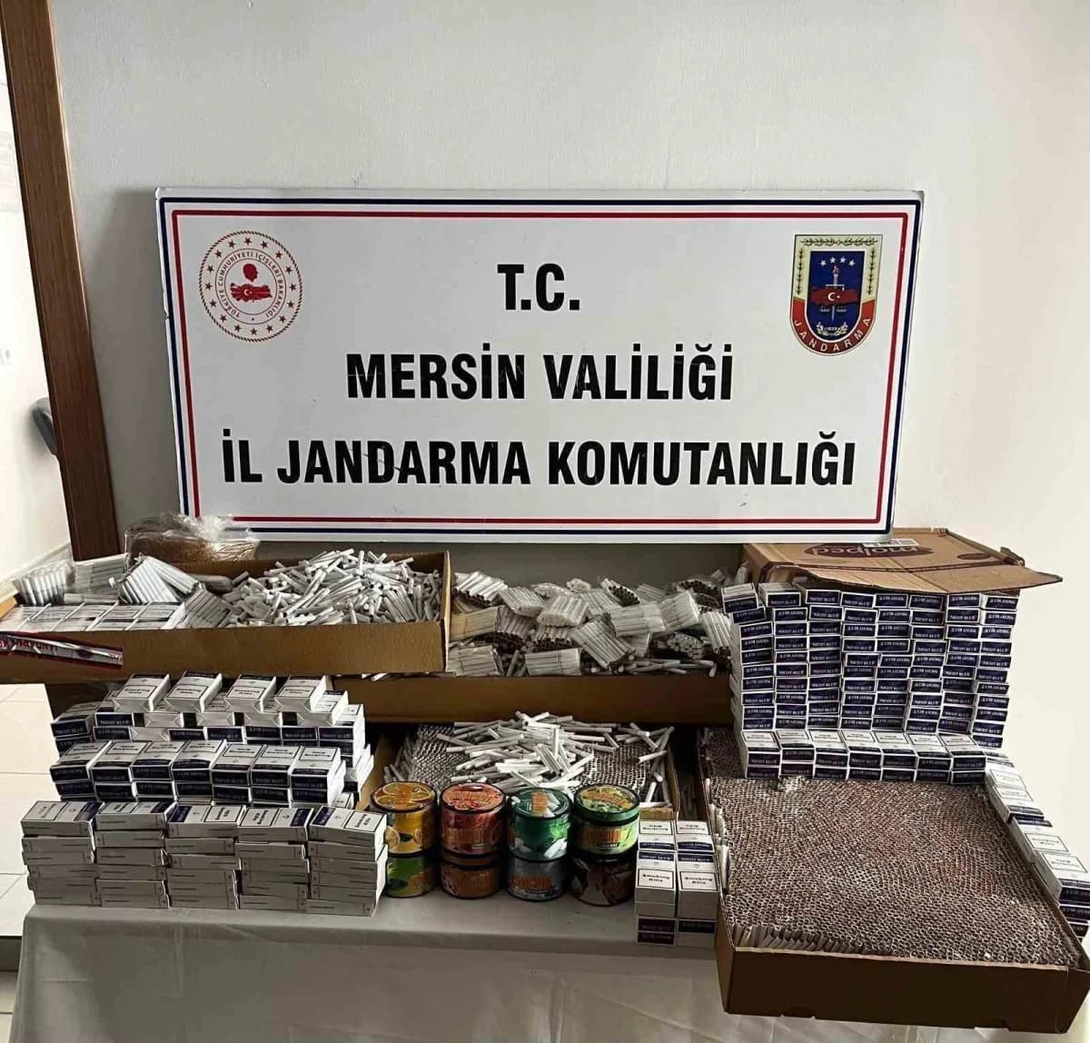Mersin’de jandarma ekiplerinin sigara kaçakçılığı operasyonunda ele geçirilen makaronlar ve tütün ürünleri
