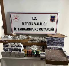 Mersin’de jandarma ekiplerinin sigara kaçakçılığı operasyonunda ele geçirilen makaronlar ve tütün ürünleri
