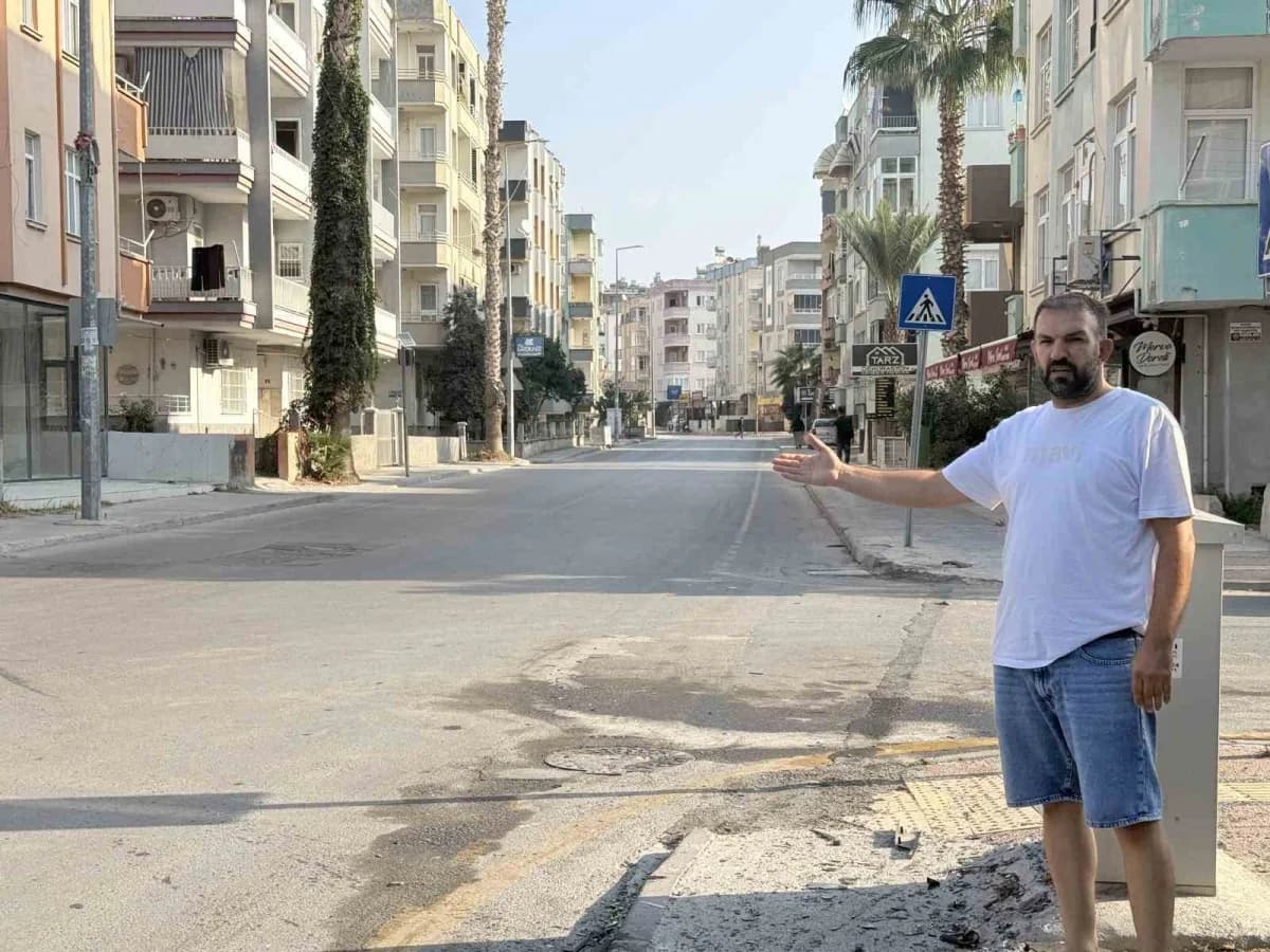 Caddelerin kesiştiği yerde sürekli kazaların olduğunu belirten bölge esnaflarından Hanifi Ercan, sürekli yayaların geçti