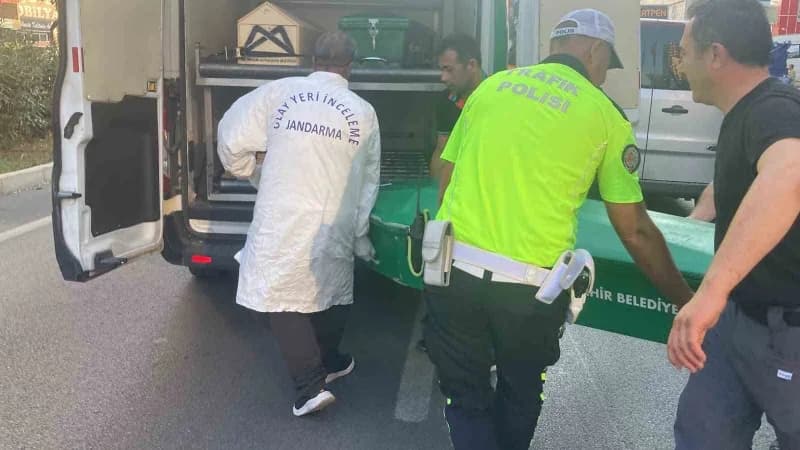 Mersin Erdemli'de tırla çarpışan motosikletin kazası sonrası olay yeri görüntüsü