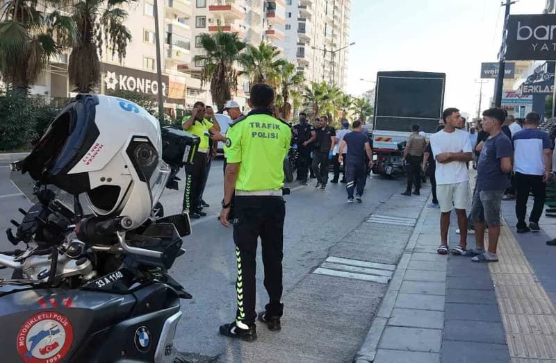 Mersin'in Erdemli ilçesinde tır ile çarpışıp savrularak kamyonete vuran motosikletin sürücüsü hayatını kaybetti, arkada