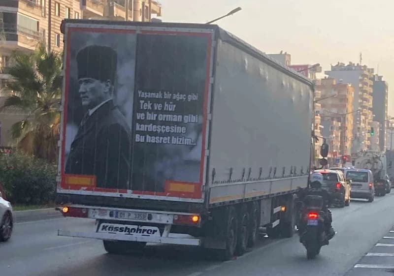 Mersin'in Erdemli ilçesinde tır ile çarpışıp savrularak kamyonete vuran motosikletin sürücüsü hayatını kaybetti, arkada