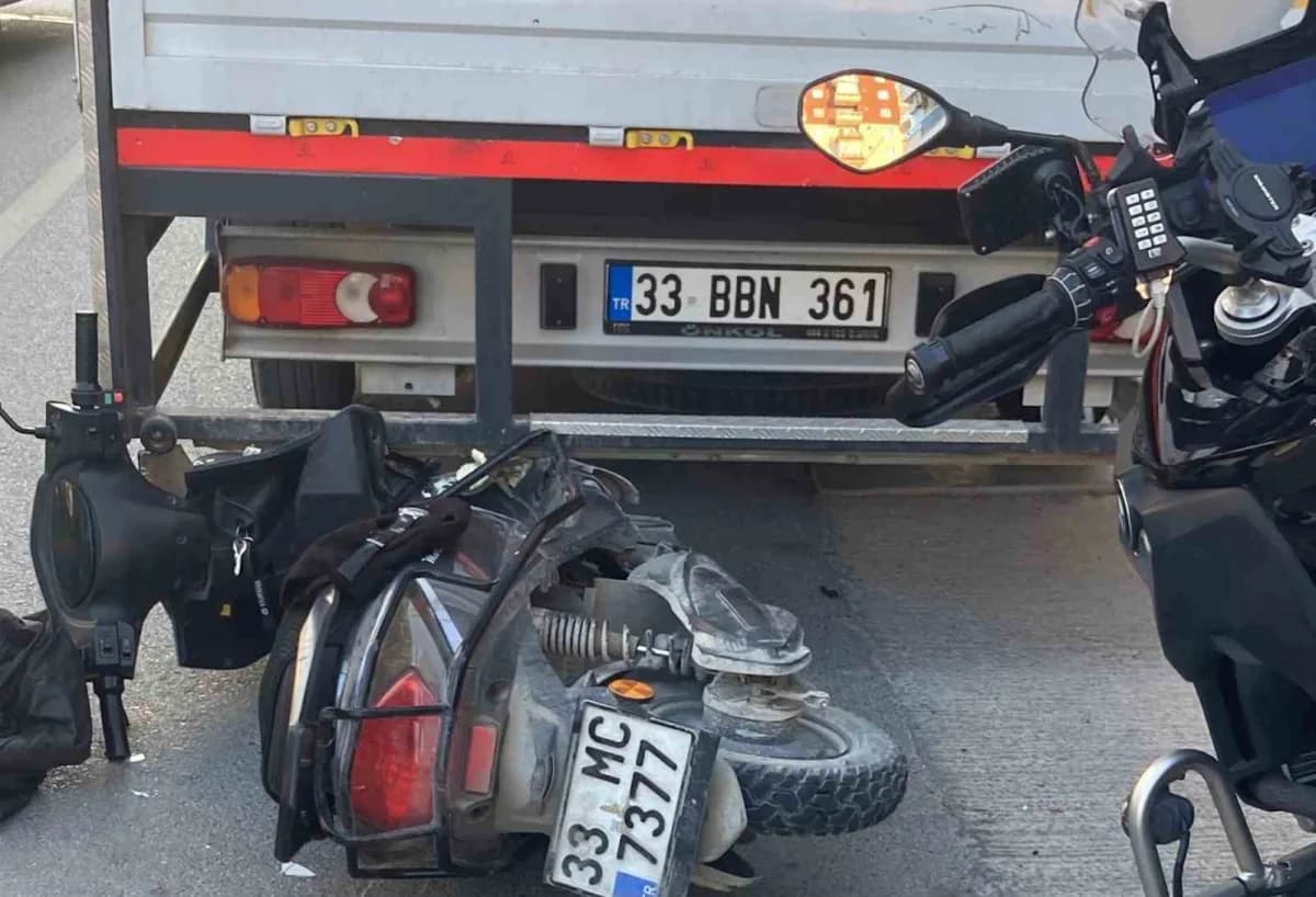 Mersin'in Erdemli ilçesinde tır ile çarpışıp savrularak kamyonete vuran motosikletin sürücüsü hayatını kaybetti, arkada