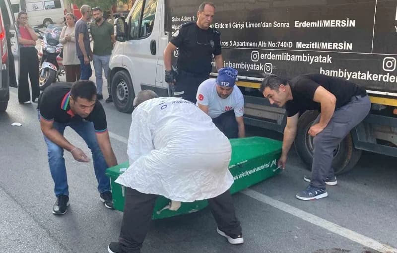 Mersin'in Erdemli ilçesinde tır ile çarpışıp savrularak kamyonete vuran motosikletin sürücüsü hayatını kaybetti, arkada