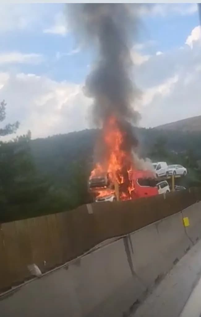 Mersin’de otoyolda otomobil taşıyan tırda çıkan yangında otomobiller de alev aldı. O anlar saniye saniye cep telefonu il