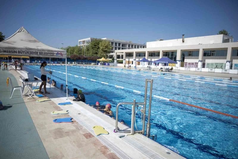 Mersin’de Macit Özcan Spor Tesisleri ve Toroslar Spor Park’ta düzenlenen ücretsiz yüzme kurslarından bir görüntü