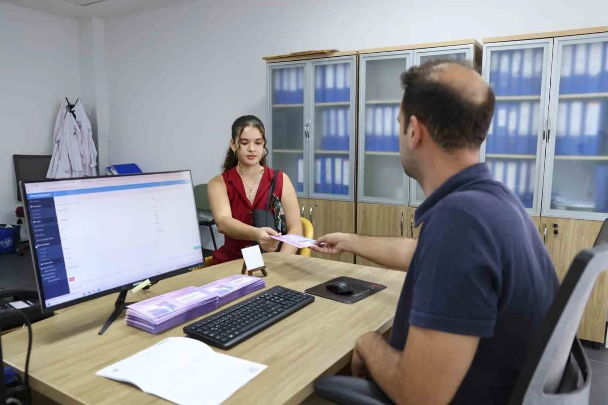 Mersin Büyükşehir Belediyesi tarafından üniversite öğrencilerine verilen öğrenim yardımı için başvuru yapan gençler