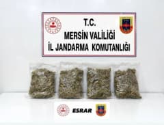 Mersin jandarma ekipleri tarafından ele geçirilen 2 kilo 100 gram esrarın görüntüsü