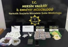 Mersin’de uyuşturucu operasyonunda ele geçirilen uyuşturucu maddeler ve polis ekipleri