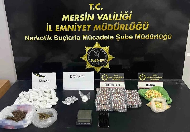 Mersin’de uyuşturucu operasyonunda ele geçirilen uyuşturucu maddeler ve polis ekipleri