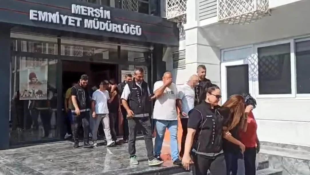 Mersin şehir hastanesi otoparkında park halindeki araç ve polis ekipleri operasyon görüntüsü