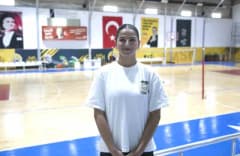 Mersin’de voleybol kursunda eğitim alan Cennet İrem Çetin antrenman yaparken
