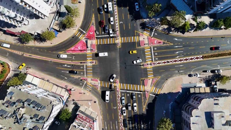 Mersin Büyükşehir Belediyesi tarafından Yenişehir ilçesindeki Güleryüz Kavşağı’nda gerçekleştirilen düzenlemeyle Trafik