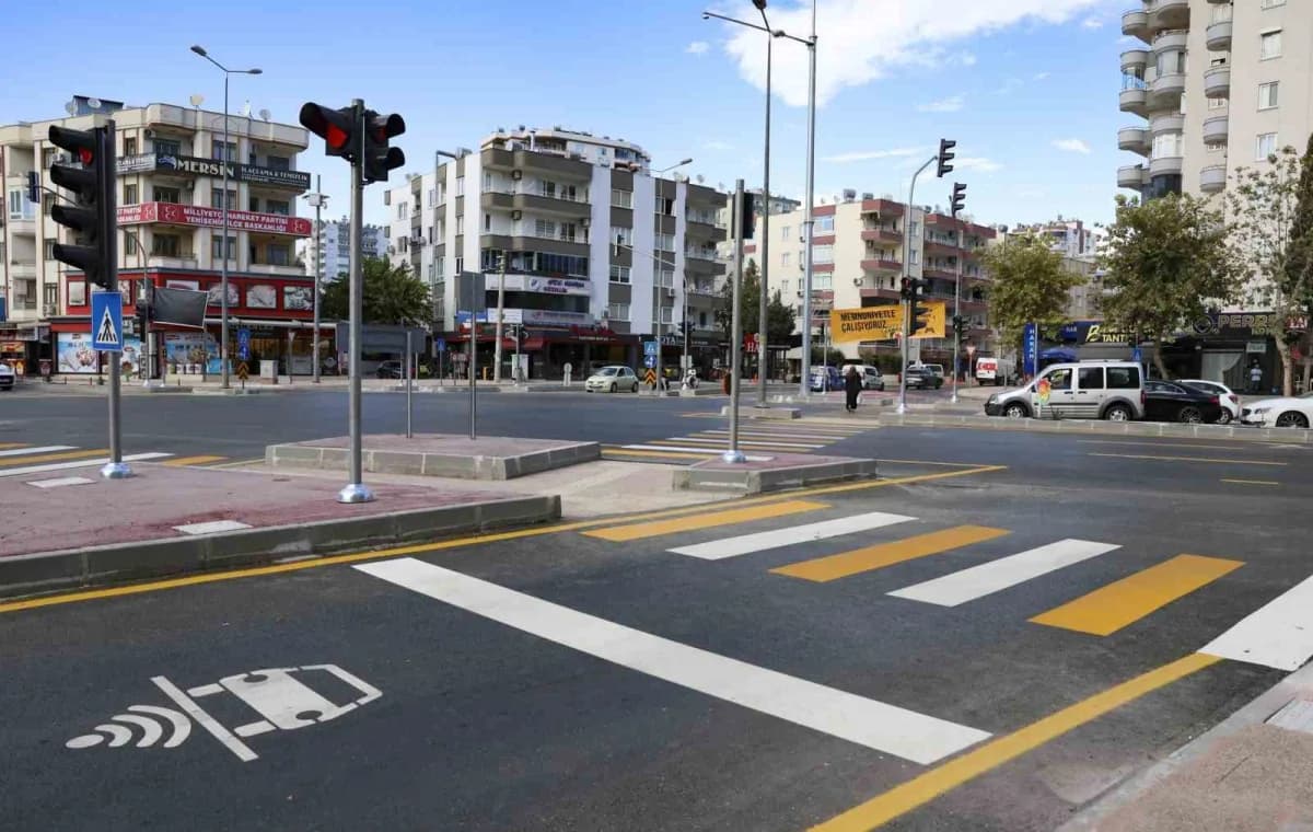 Mersin Büyükşehir Belediyesi tarafından Yenişehir ilçesindeki Güleryüz Kavşağı’nda gerçekleştirilen düzenlemeyle Trafik